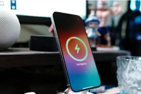 海南藏族苹果15换屏服务分享用什么充电器给iPhone15充电更好 